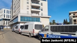 Policijska vozila ispred zgrade Skupštine, Podgorica, 4. februar 2022.