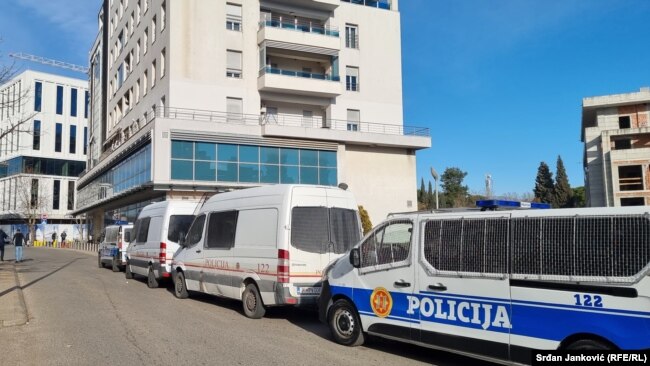 Policijska vozila ispred zgrade Skupštine, Podgorica, 4. februar 2022.