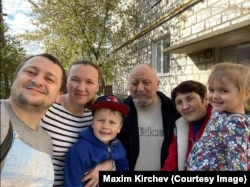 Maxim Kirchev me familjen e tij.