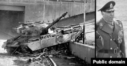 ۲۱ بهمن۵۷ ستون زرهی لشکر پیاده گارد جاویدان در حال حرکت به سمت مرکز آموزش‌های نیروی هوایی ارتش مورد حمله قرار گرفت و سرنشینان آن از جمله سرلشکر کاظم ریاحی در آتش سوزانده شد