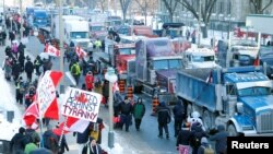 Camioanele au fost parcate pe străzile de lângă clădirile Parlamentului din capitala Ottawa.