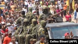 Люди на улицах столицы Гвинеи Конакри празднуют военный переворот и приветствуют военных. 5 сентября 2021 года