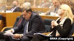 Dragan Čović, Milorad Dodik i Željka Cvijanović tokom sjednice Narodne skupštine Republike Srpske u Banjoj Luci, 1. februara 2022.