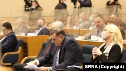 Člana Predsjedništva BiH Milorad Dodik i predsjednica Republike Srpske Željka Cvijanović na sjednici Skupštine Republike Srpske u Banjoj Luci, 1. februara 2022.