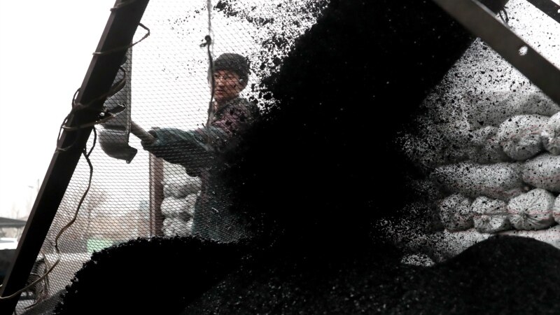 В Бишкеке заранее  начали выплачивать малоимущим компенсации за уголь