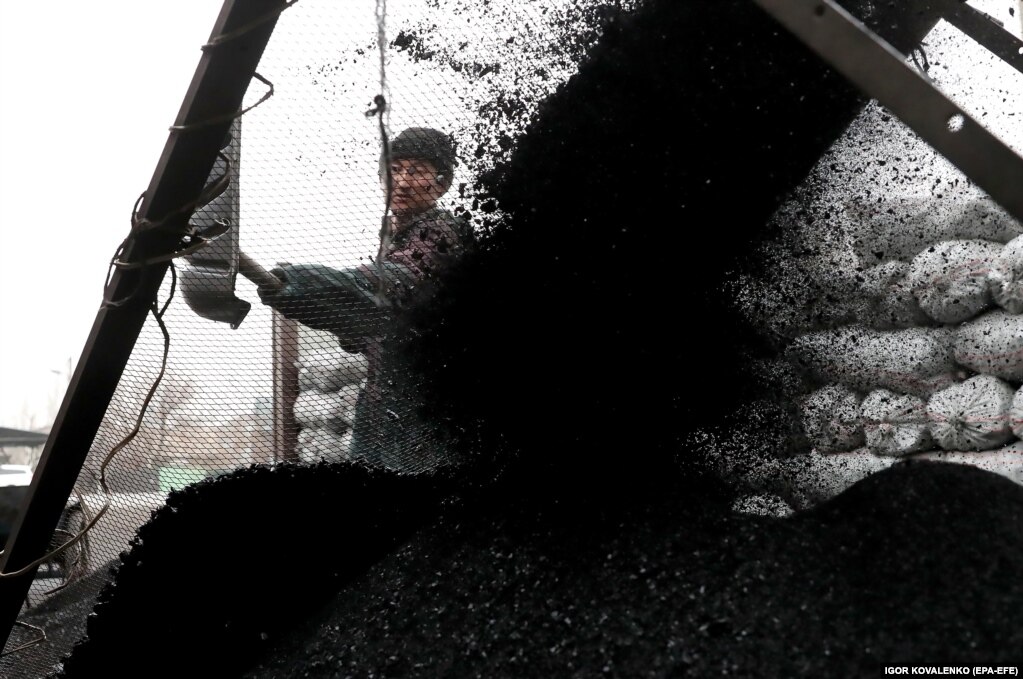 Një punonjës kirgiz duke mbushur thasë me qymyr në një treg në Bishkek, Kirgizi, më 3 shkurt. Për shkak të mungesës së gazit dhe energjisë ujore, shumë aziatikoqendrorë përdorin thëngjillin për t'u ngrohur dhe për t'i furnizuar me rrymë shtëpitë e tyre.