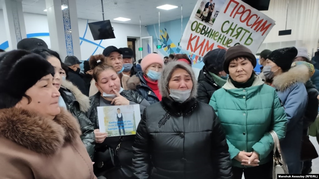 Родственники людей, задержанных при январских событиях, в прокуратуре призывали освободить необоснованно задержанных и прекратить пытки. Алматы, 1 февраля 2022 года