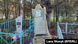 На кладбище в селе Айвовое старые памятники стоят посреди более современных могил 