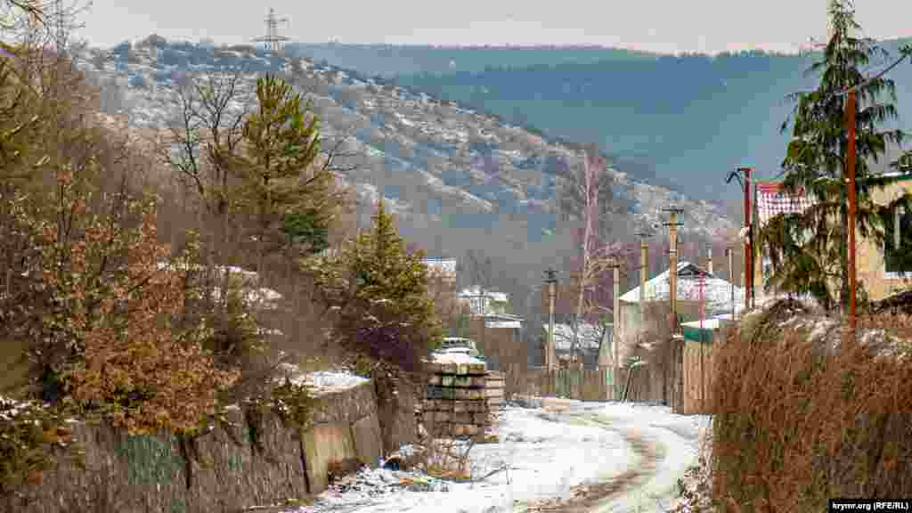 З протилежного боку з Теплим сусідить село Андрусове (Тахта-Джамі), що перетинає шосе Сімферополь-Ялта