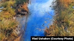 Нефтяное пятно в реке (иллюстративное фото)