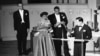 آیدا لوپینو (نفر دوم از چپ) به هنگام اهدای جایزه اسکار به جوزف منکیه‌ویچ در مارس ۱۹۵۰