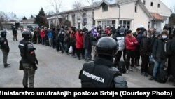 Žandarmerija sprovodi izbeglice i migrante iz više gradova na severu Srbije u prihvatne centre, 7. februar 2022.