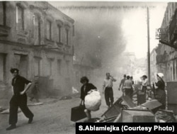 3 ліпеня 1944 году. Менчукі ратуюцца ад пажару на вуліцы Рэвалюцыйнай.
