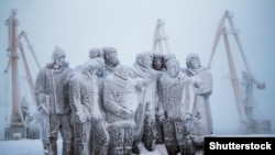 Памятник революционерам на берегу Анадырского лимана