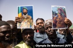Жители Уагадугу с портретами лидеров военного переворота в Буркина-Фасо. 25 января 2022 года