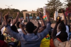 Люди, собравшиеся на центральной площади Уагадугу, столицы Буркина-Фасо, чтобы поддержать мятежных военных. 24 января 2022 года