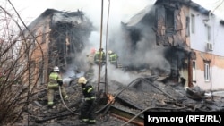 Разрушения после пожара в жилом доме по улице Таврической в Ялте