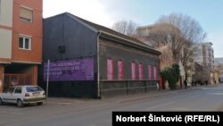 Dom centra alternativne kulture i aktivizma, u Novom Sadu poznatija kao "Crna kuća – CK13" (februar 2022).