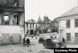 Выгляд на самы стары мураваны квартал Менску і часткова зьнесены да вайны Школьны двор з боку Біржавога завулку. Восень 1941 году.