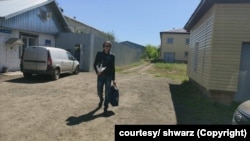 Алексей Шварц выходит из спецприемника с самодельным букетом из пластиковых ложек