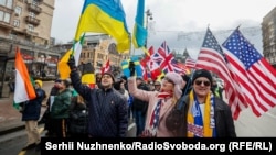 У Києві відбулась акція іноземних активістів на підтримку України (фоторепортаж)
