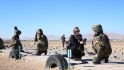 خبرنگار رادیو آزادی در جریان مصاحبه با یک افسر زن اردوی ملی پیشین افغانستان