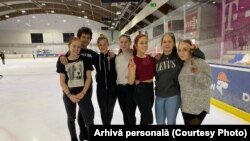 O parte din elevii de la patinaj artistic pregătiți de Cornel Gheorghe, pe patinoarul privat din Otopeni.