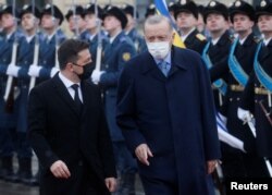 Ukrajinski predsjednik Volodimir Zelenski pozdravlja turskog predsjednika Redžepa Tajipa Erdoana na ceremoniji dobrodošlice u Kijevu 3. februara 2022.