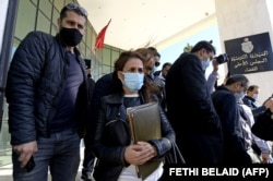 تجمع وکلای دعاول در برابر ساختمان شورای عالی قضایی تونس در روز دوشنبه هفتم فوریه