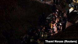 Komplikovana akcija spašavanja uključila je brojne službe, a posebno se strahovalo od odrona, s obzirom na to da se jama nalazi na klizištu, 5. februar 2022.