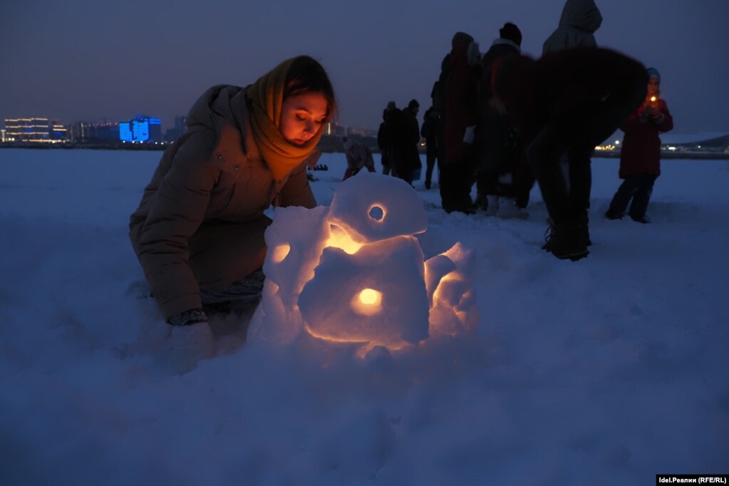 Aktivistët në Kazan kanë organizuar një festival dritash në borë, për të tërhequr vëmendjen për problemet mjedisore, në rajonin e Tatarstanit, në Rusi, më 30 janar.