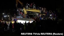 Spasilačke službe i ljudi okupljeni oko kola hitne pomoći, nakon što je petogodišnji dečak izvučen iz bunara, 5. februar 2022. 