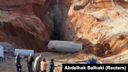 Ljudi u blizini mesta na kojem su spasioci danima pokušavali da dođu do dečaka, Chefchaouen, Maroko, 6. februar 2022.