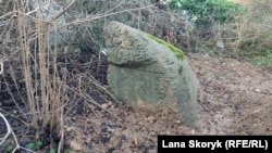 Камінь на могилі Віри Люстих