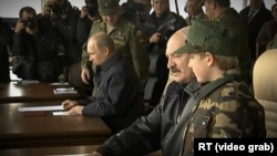 Володимир Путін і Олександр Лукашенко з сином на військових навчаннях «Захід-2013»