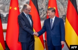 Президент Китаю Сі Цзіньпін тисне руку канцлеру Німеччини Фрідріху Мерцу перед зустріччю в Пекіні, Китай, 25 лютого 2026 року