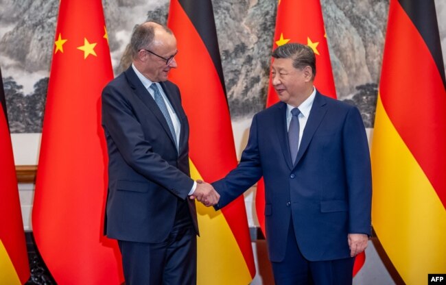 Президент Китаю Сі Цзіньпін тисне руку канцлеру Німеччини Фрідріху Мерцу перед зустріччю в Пекіні, Китай, 25 лютого 2026 року