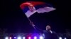 Milorad Dodik boszniai szerb vezető a szerb zászlót lengeti a boszniai Banja Lukában összegyűlt több ezer ember előtt október 25-én.
