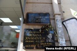 Na mestu ubistva Dušana Jovanovića nalaze se dve spomen-ploče. Jednu su podigli otac i majka, a drugu Unija Roma Srbije na desetogodišnjicu smrti 2007. godine.