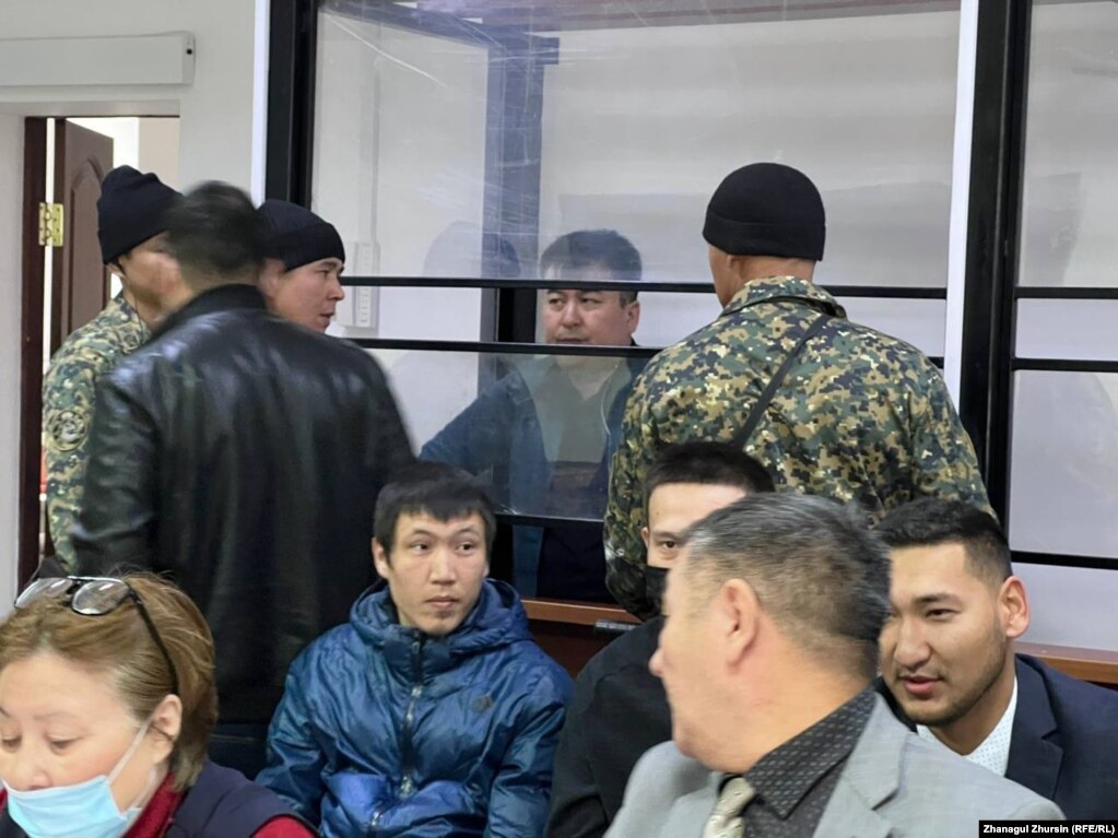 Содержащийся девятый месяц в изоляторе обвиняемый Ернур Ажниязов (в центре) в зале суда находится за стеклянной перегородкой&nbsp;