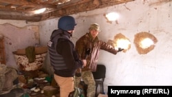 Боєць «Ялта» показує бійниці, які облаштували російські військові в одному з будинків у с. Ольгине