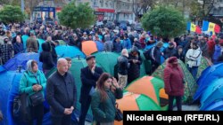 
După altercații cu forțele de ordine, care le-au împiedicat accesul către Piața Marii Adunări Naționale, protestatarii Partidului Șor s-au întors din drum și și-au instalat corturile la sediul Procuraturii Generale 