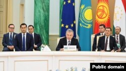 Президент Ўзбекистоннинг ЕИ билан иқтисодий алоқалари ривожланиб бораётганига алоҳида тўхталди.