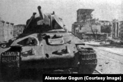 Подбитый советский танк на одной из улиц Сталинграда, снимок из ЦГКФФАУ
