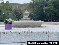 შადრევანში დაღუპული 13 წლის გოგოს პატივსაცემად მიტანილი ყვავილები ვაკის პარკში - ტრაგედიის შემდეგ პარკის შადრევნები დამშრალია; 31 ოქტომბერი, 2022 წელი