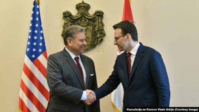 I dërguari i SHBA-së për Ballkanin Perëndimor, Gabriel Escobar, në një takim me Drejtorin e Zyrës Kosovare të Qeverisë së Serbisë, Peter Petkoviq, 20 tetor 2022.