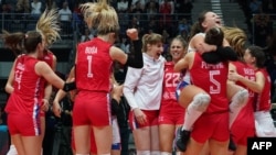 Odbojkašice Srbije slave pobjedu nad Sjedinjenim američkim državama u polufinalu Svjetskog prvenstva, oktobar 2022, Poljska
