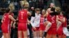 A szerb női röplabdázók az Egyesült Államok elleni győzelmet ünneplik a világbajnokság elődöntőjében. Miután ebben a hónapban megnyerték a tornát, a csapat több százezer euró értékű támogatást kapott egy kínai bányavállalattól