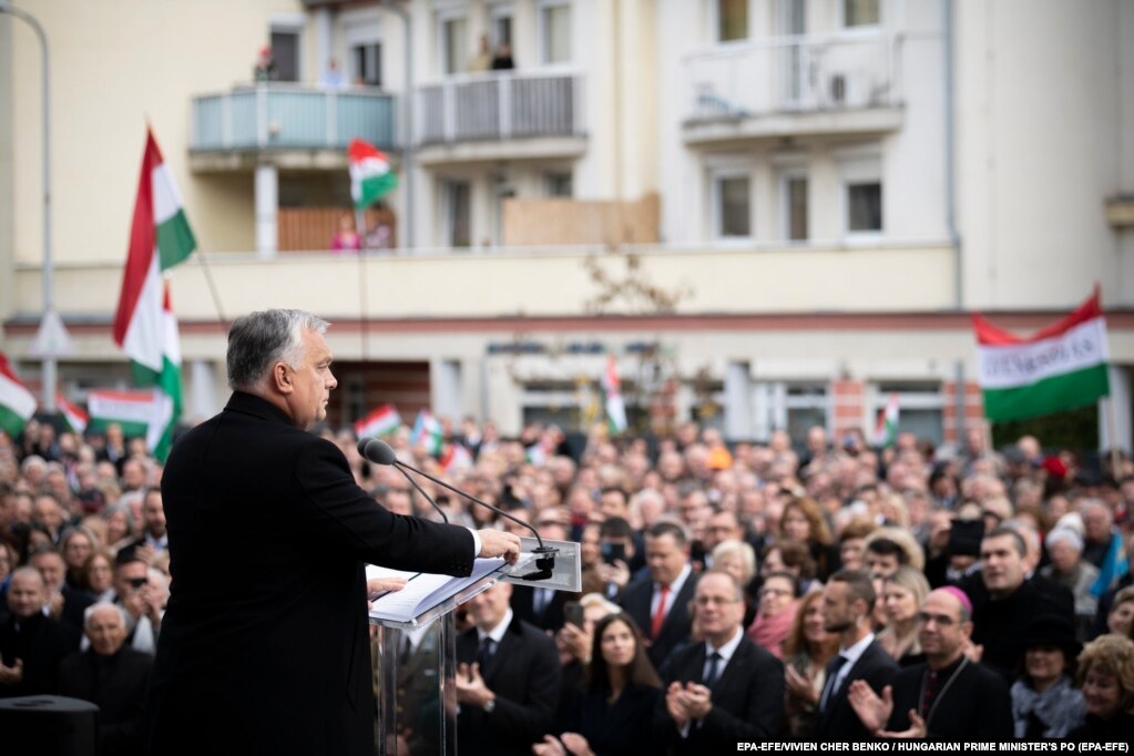 Në Zalaegerszeg më 23 tetor, Orban foli gjatë një ceremonie për të shënuar kryengritjen e vitit 1956. Gjatë fjalimit, ai e krahasoi Bashkimin Evropian me Bashkimin Sovjetik, duke thënë se blloku shumëkombësh do të &quot;përfundonte në të njëjtin vend si paraardhësit e tyre&quot;.