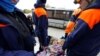 Pripadnici ruskog Ministarstva za vanredne situacije nose ženu koja je evakuisana iz Hersona pod ruskom kontrolom, u gradu Oleški u Hersonskoj oblasti, područje Ukrajine pod kontrolom Kremlja, 22. oktobar 2022.